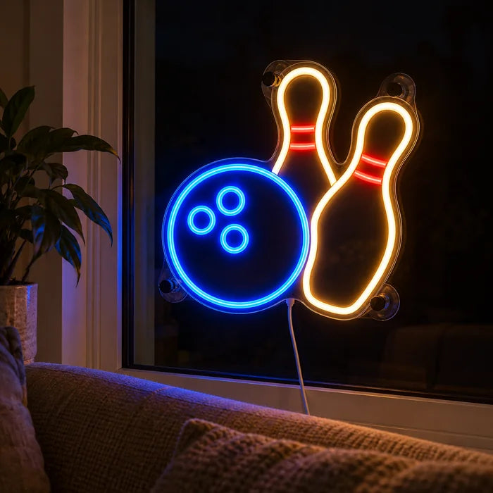 Bowlingabend Neon LED Schild abends im Fenster eines gemütlichen Wohnzimmers