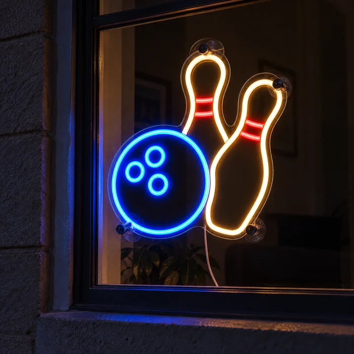 Bowlingabend Neon LED Schild im Fenster, von der nächtlichen Straße aus gesehen