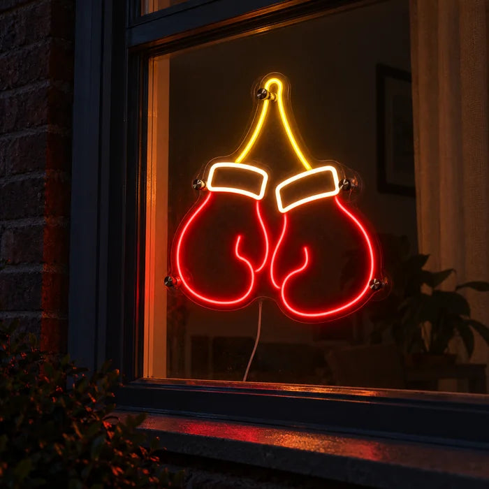 Boxhandschuhe Neon LED Schild im Fenster, von der nächtlichen Straße aus gesehen