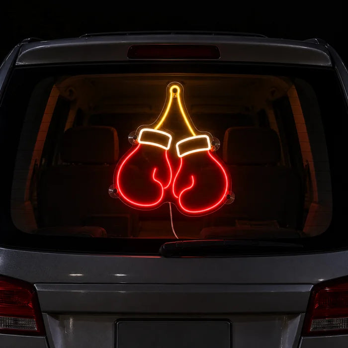 Boxhandschuhe Neon LED Schild an der Heckscheibe eines Autos bei Nacht