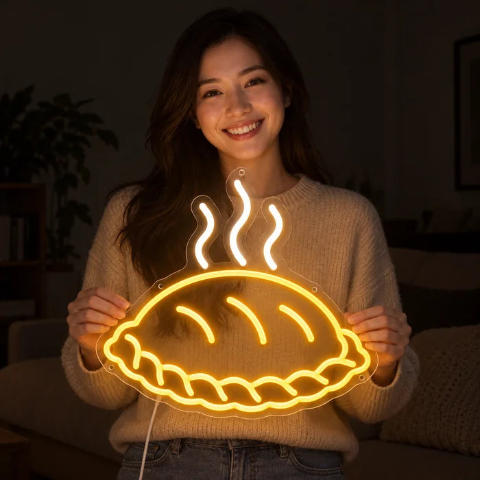 Dampfende Teigtasche Neon LED Schild in den Händen einer lächelnden Frau vor dunklem Hintergrund