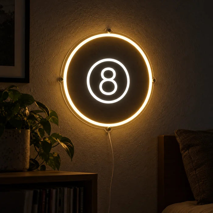 Die schwarze Acht Neon LED Schild leuchtend an einer dunklen Wand, Nahaufnahme mit Anschlusskabel