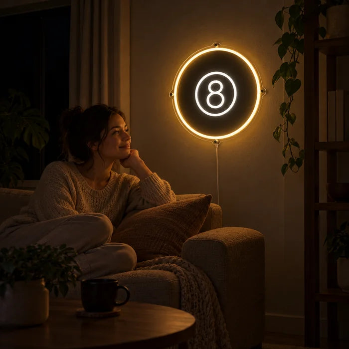 Die schwarze Acht Neon LED Schild an der Wohnzimmerwand, davor entspannt eine Person auf dem Sofa