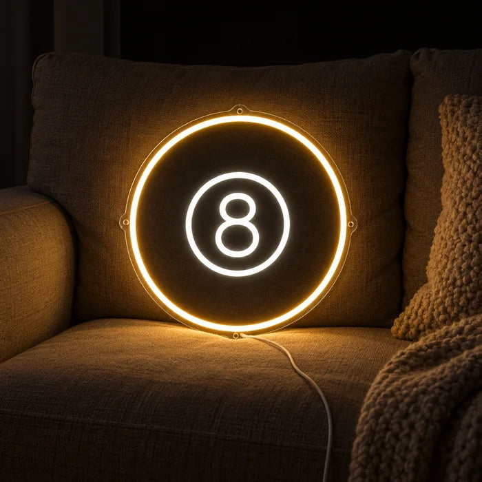 Die schwarze Acht Neon LED Schild auf einem gemütlichen Sofa zwischen Kissen und Decke