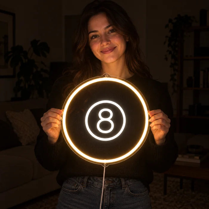 Die schwarze Acht Neon LED Schild in den Händen einer lächelnden Frau vor dunklem Hintergrund