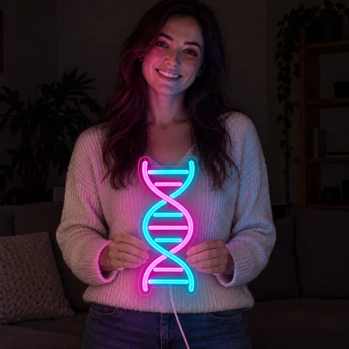 DNA-Spirale Neon LED Schild in den Händen einer lächelnden Frau vor dunklem Hintergrund