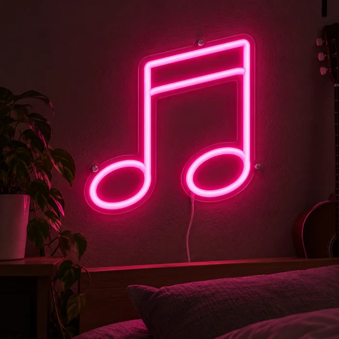 Doppelnote Neon LED Schild leuchtend an einer dunklen Wand, Nahaufnahme mit Anschlusskabel