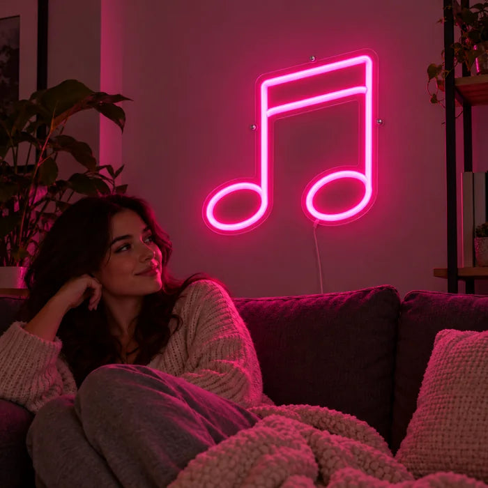 Doppelnote Neon LED Schild an der Wohnzimmerwand, davor entspannt eine Person auf dem Sofa