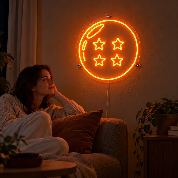 Dragon Ball Vier-Sterne-Kugel Neon LED Schild an der Wohnzimmerwand, davor entspannt eine Person auf dem Sofa