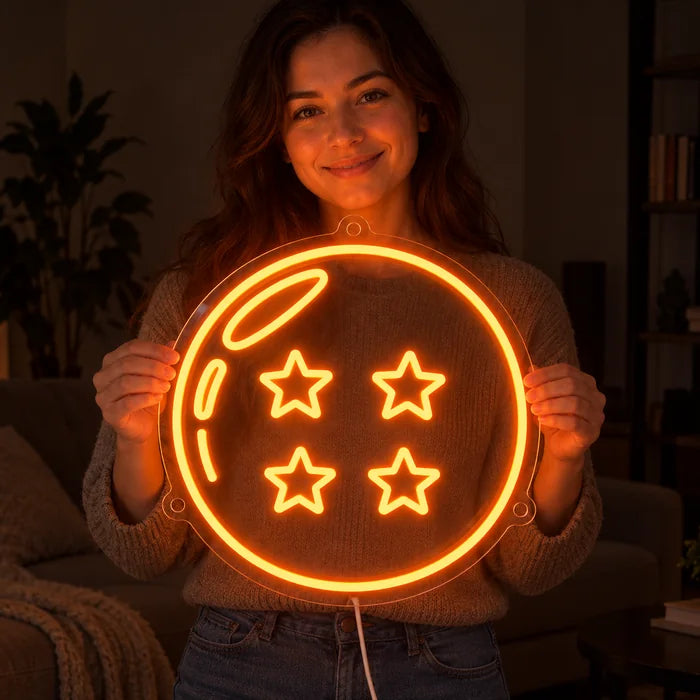 Dragon Ball Vier-Sterne-Kugel Neon LED Schild in den Händen einer lächelnden Frau vor dunklem Hintergrund