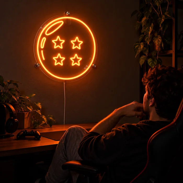 Dragon Ball Vier-Sterne-Kugel Neon LED Schild über dem Gaming-Schreibtisch, davor ein Spieler im Gaming-Stuhl