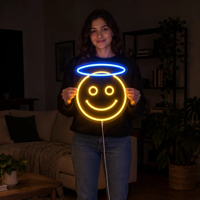 Engel-Smiley Neon LED Schild von einer Frau gehalten, zeigt die Größe im Vergleich zum Körper