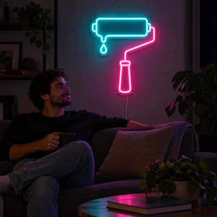 Farbrolle Neon LED Schild an der Wohnzimmerwand, davor entspannt eine Person auf dem Sofa
