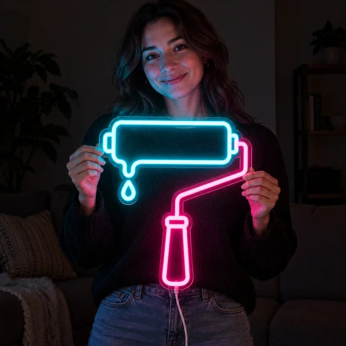 Farbrolle Neon LED Schild in den Händen einer lächelnden Frau vor dunklem Hintergrund