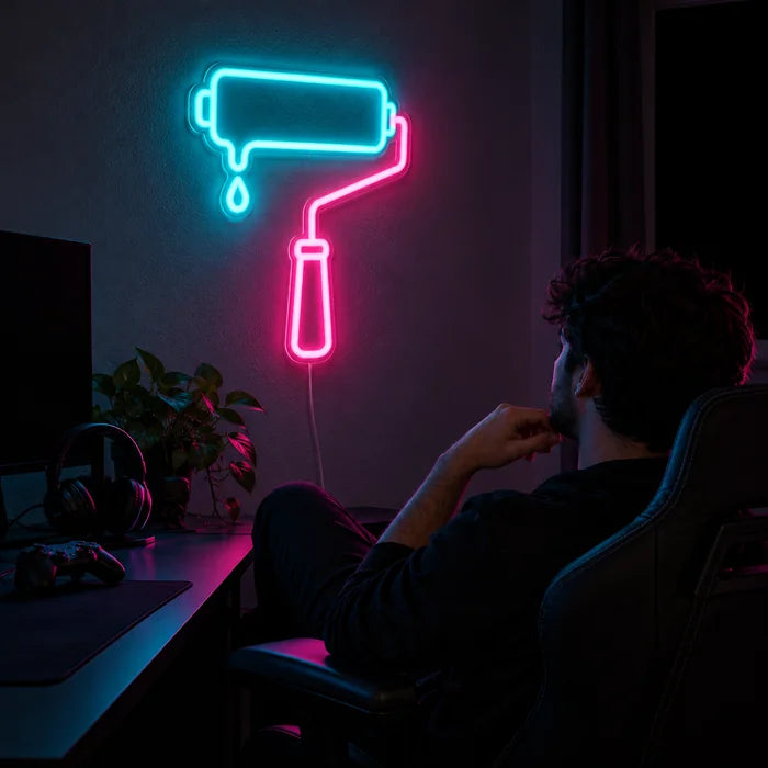 Farbrolle Neon LED Schild über dem Gaming-Schreibtisch, davor ein Spieler im Gaming-Stuhl