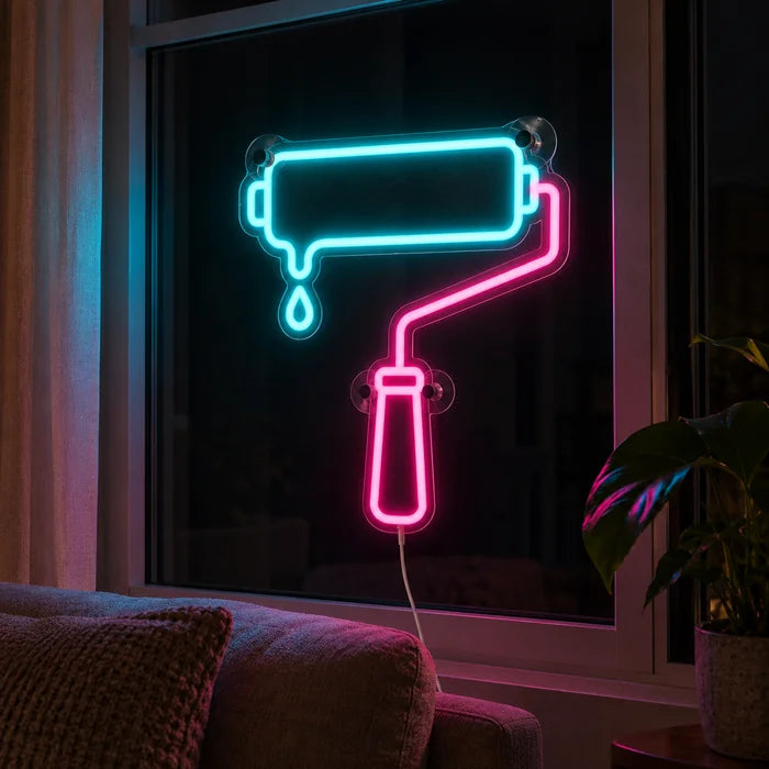 Farbrolle Neon LED Schild abends im Fenster eines gemütlichen Wohnzimmers