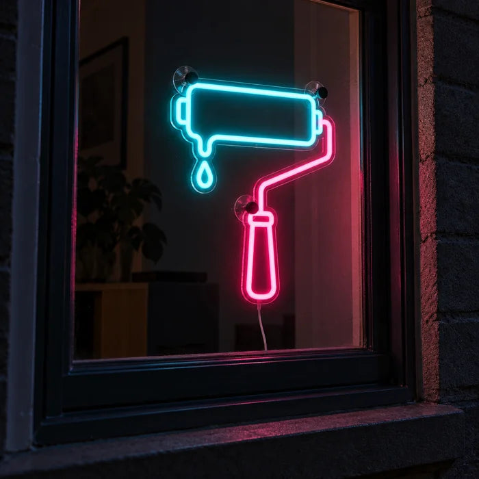 Farbrolle Neon LED Schild im Fenster, von der nächtlichen Straße aus gesehen