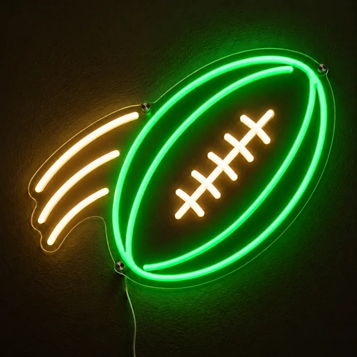 Football im Flug Neon LED Schild leuchtend an einer dunklen Wand, Nahaufnahme mit Anschlusskabel