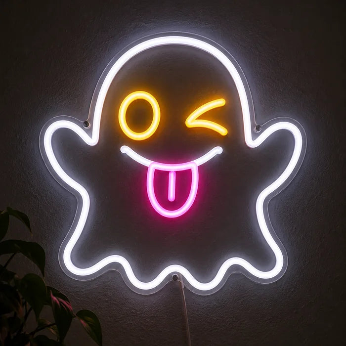 Frecher Geist Neon LED Schild leuchtend an einer dunklen Wand, Nahaufnahme mit Anschlusskabel