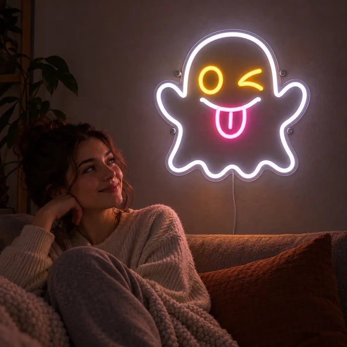 Frecher Geist Neon LED Schild an der Wohnzimmerwand, davor entspannt eine Person auf dem Sofa