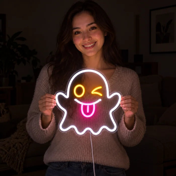 Frecher Geist Neon LED Schild in den Händen einer lächelnden Frau vor dunklem Hintergrund