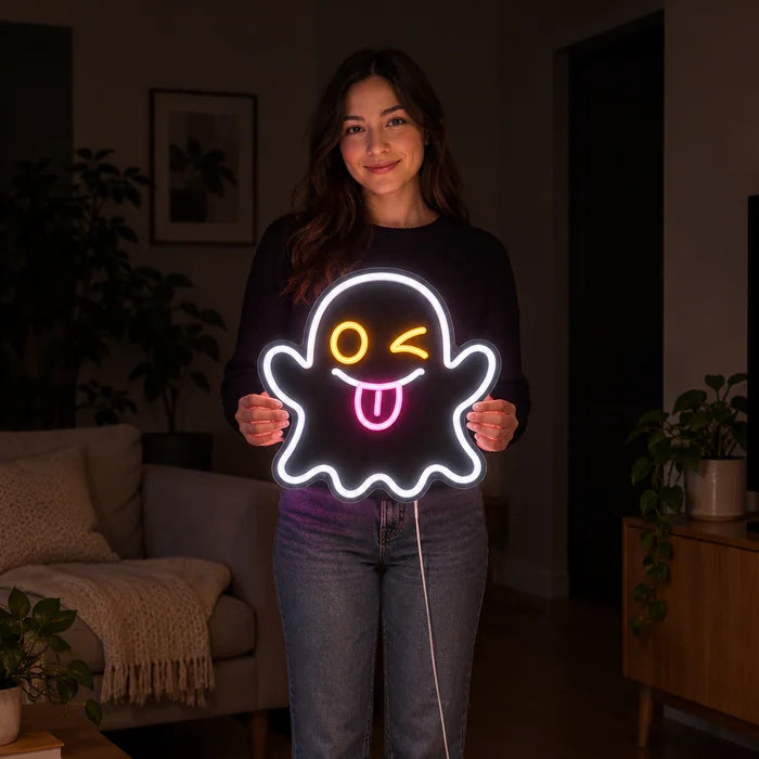 Frecher Geist Neon LED Schild von einer Frau gehalten, zeigt die Größe im Vergleich zum Körper