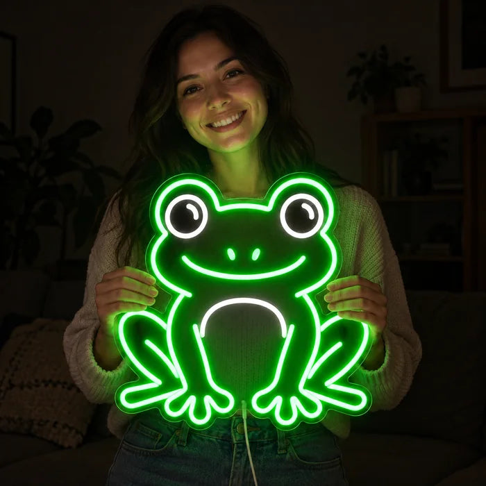 Froschfreund Neon LED Schild in den Händen einer lächelnden Frau vor dunklem Hintergrund