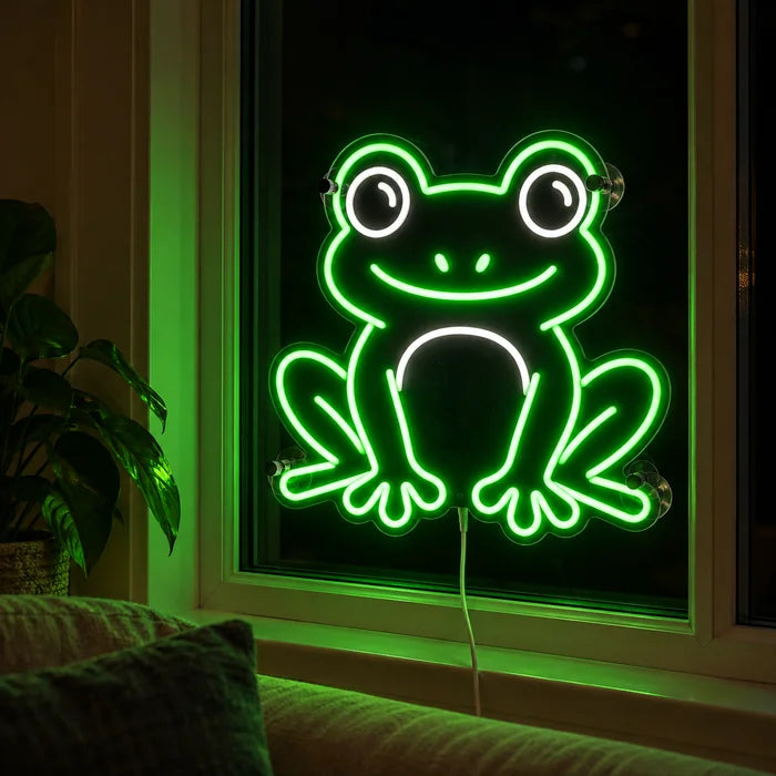 Froschfreund Neon LED Schild abends im Fenster eines gemütlichen Wohnzimmers