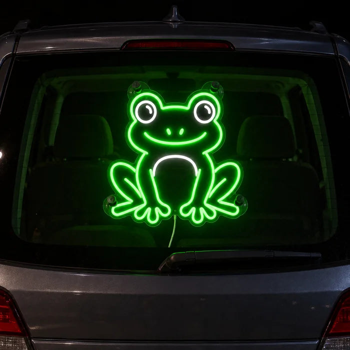 Froschfreund Neon LED Schild an der Heckscheibe eines Autos bei Nacht