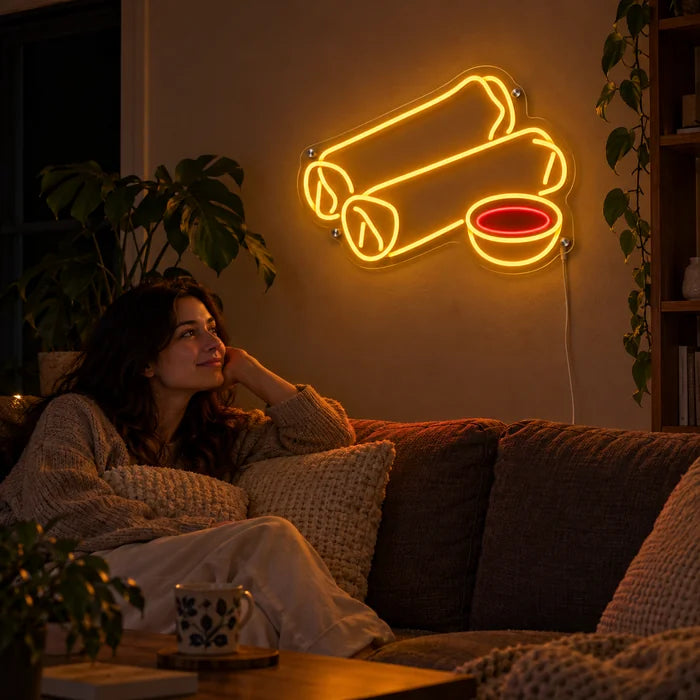 Frühlingsrollen Neon LED Schild an der Wohnzimmerwand, davor entspannt eine Person auf dem Sofa