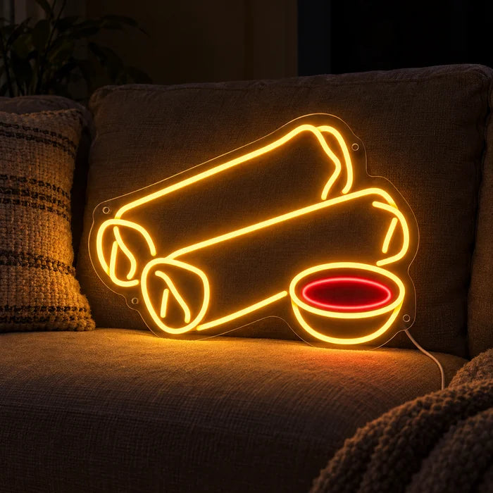 Frühlingsrollen Neon LED Schild auf einem gemütlichen Sofa zwischen Kissen und Decke
