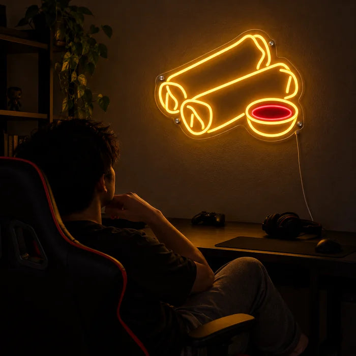 Frühlingsrollen Neon LED Schild über dem Gaming-Schreibtisch, davor ein Spieler im Gaming-Stuhl