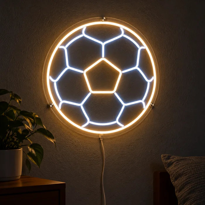 Fußball Neon LED Schild leuchtend an einer dunklen Wand, Nahaufnahme mit Anschlusskabel