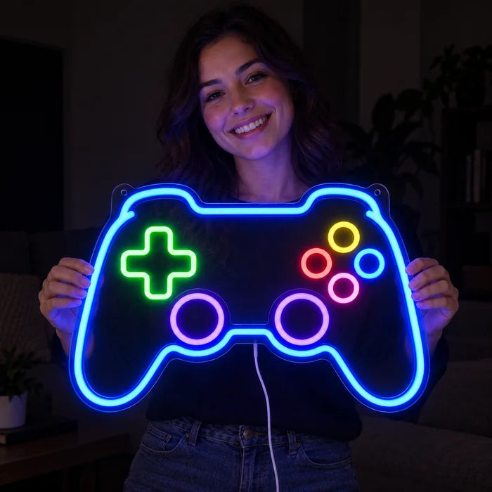 Gamecontroller Neon LED Schild in den Händen einer lächelnden Frau vor dunklem Hintergrund