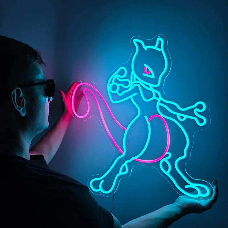Modernes LED-Neon-Artwork von Mewtu in einer dynamischen Kampfpose als stylische Wandbeleuchtung für Gamer.