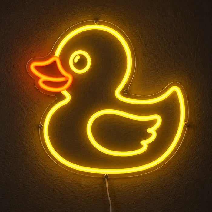 Gelbe Ente Neon LED Schild leuchtend an einer dunklen Wand, Nahaufnahme mit Anschlusskabel