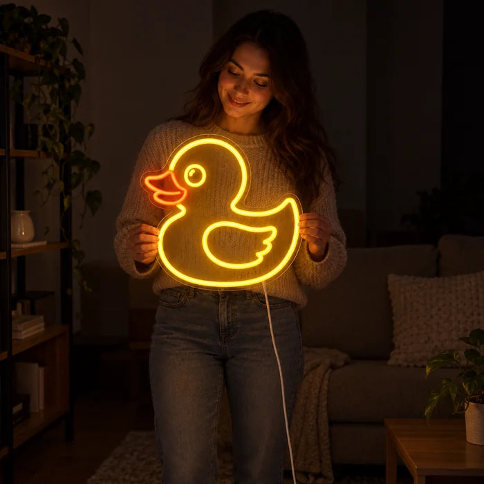 Gelbe Ente Neon LED Schild von einer Frau gehalten, zeigt die Größe im Vergleich zum Körper