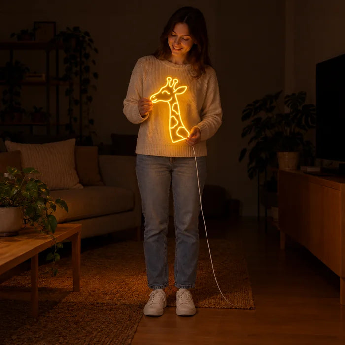 Giraffenkopf Neon LED Schild von einer Frau gehalten, zeigt die Größe im Vergleich zum Körper
