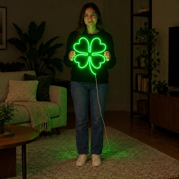 Glücksklee Neon LED Schild von einer Frau gehalten, zeigt die Größe im Vergleich zum Körper