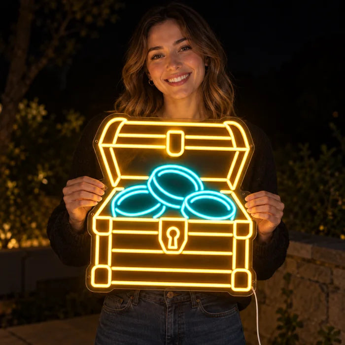 Goldschatz Neon LED Schild in den Händen einer lächelnden Frau vor dunklem Hintergrund