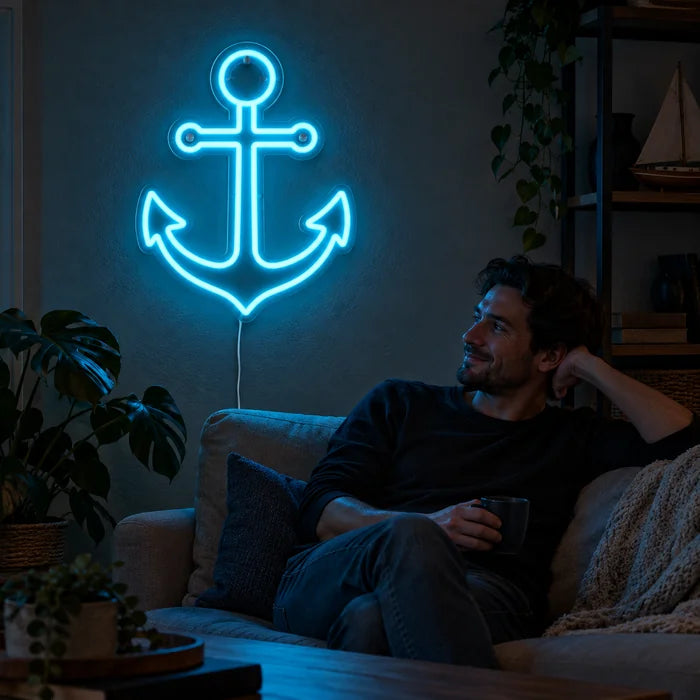 Hafenanker Neon LED Schild an der Wohnzimmerwand, davor entspannt eine Person auf dem Sofa