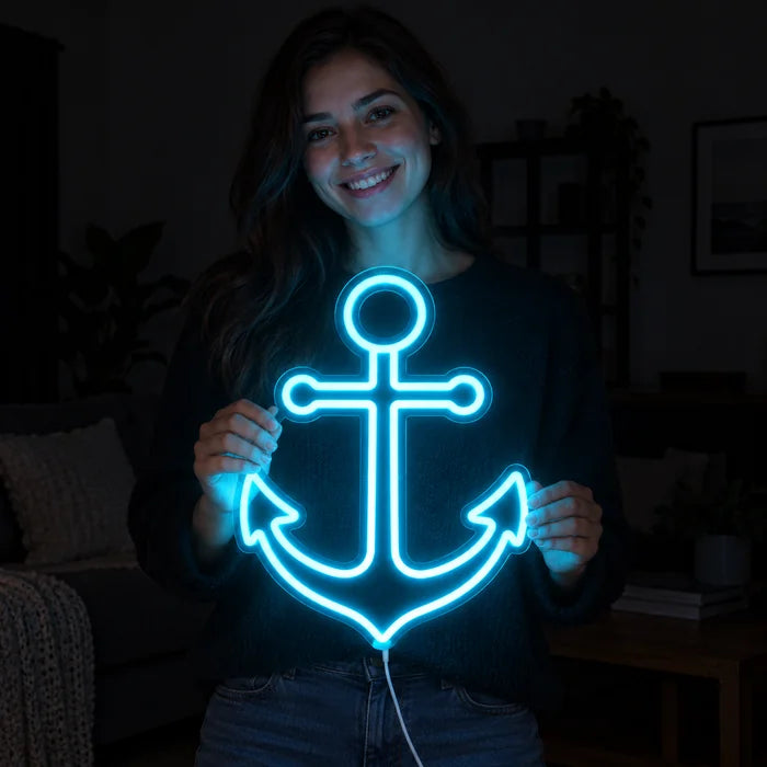 Hafenanker Neon LED Schild in den Händen einer lächelnden Frau vor dunklem Hintergrund