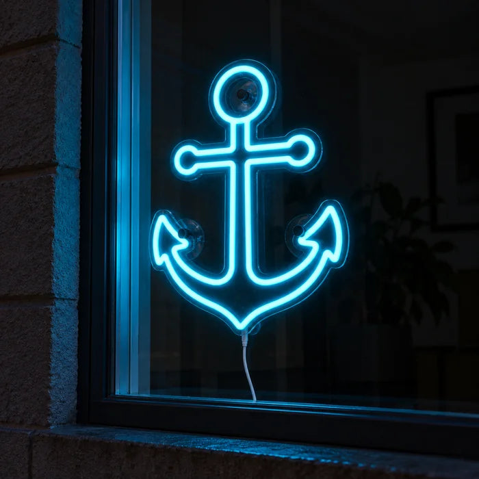 Hafenanker Neon LED Schild im Fenster, von der nächtlichen Straße aus gesehen