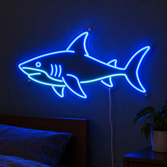 Hai Neon LED Schild leuchtend an einer dunklen Wand, Nahaufnahme mit Anschlusskabel