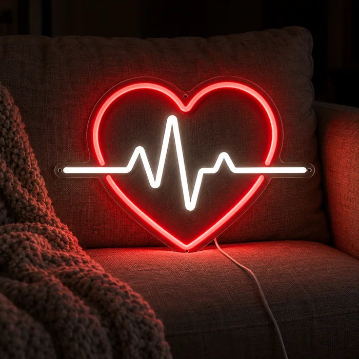 Herzschlag Neon LED Schild auf einem gemütlichen Sofa zwischen Kissen und Decke