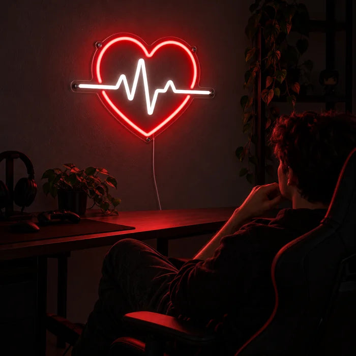 Herzschlag Neon LED Schild über dem Gaming-Schreibtisch, davor ein Spieler im Gaming-Stuhl
