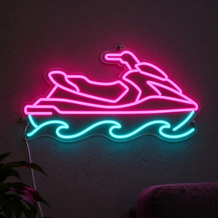 Jetski Neon LED Schild leuchtend an einer dunklen Wand, Nahaufnahme mit Anschlusskabel