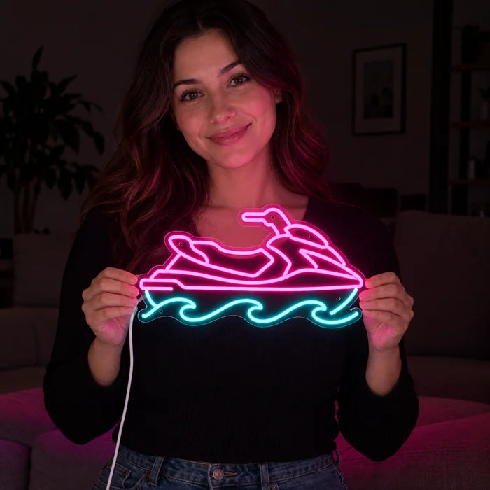 Jetski Neon LED Schild in den Händen einer lächelnden Frau vor dunklem Hintergrund