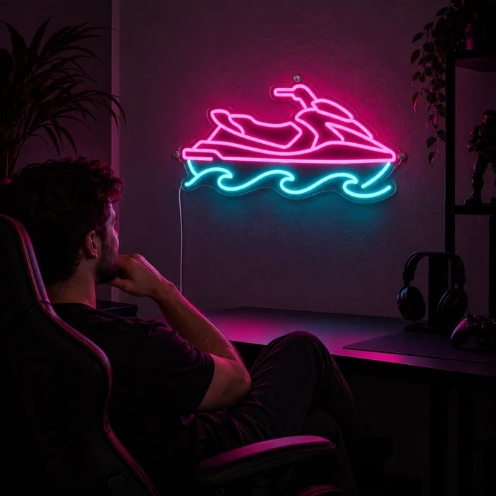 Jetski Neon LED Schild über dem Gaming-Schreibtisch, davor ein Spieler im Gaming-Stuhl