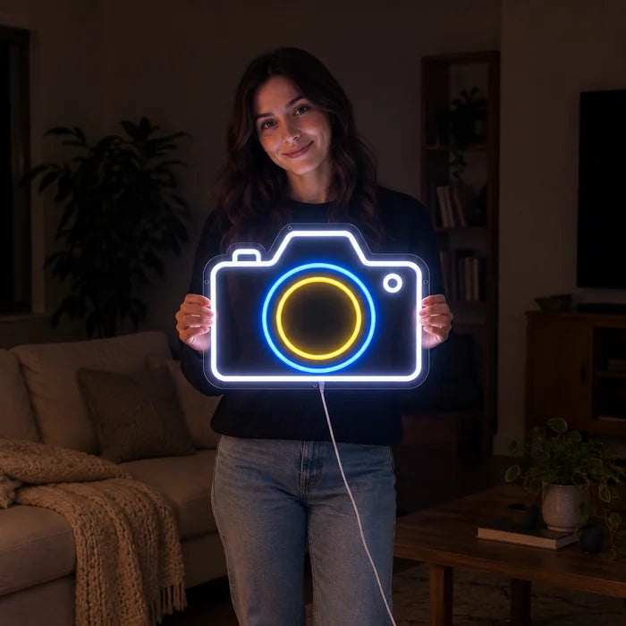 Kamera Neon LED Schild von einer Frau gehalten, zeigt die Größe im Vergleich zum Körper